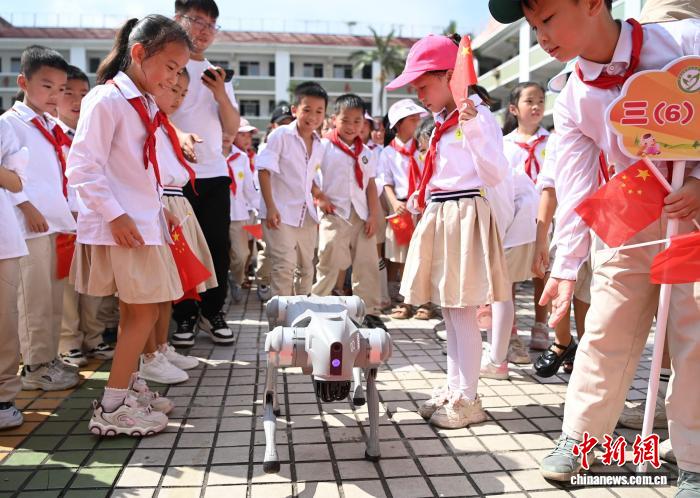 广西罗城：科技进校园 点燃科学梦