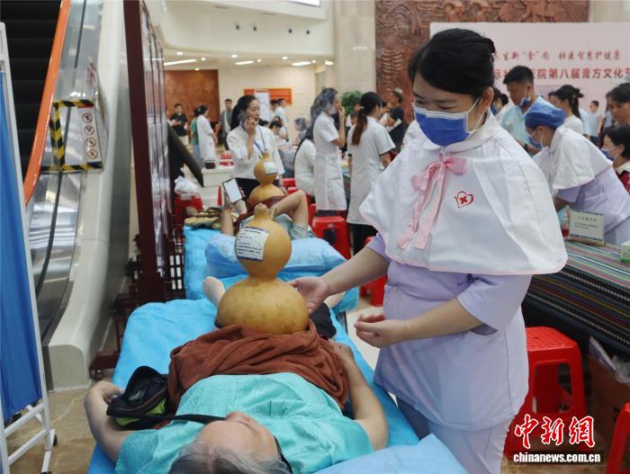广西举办膏方文化节 民众争相体验“滚蛋疗法”