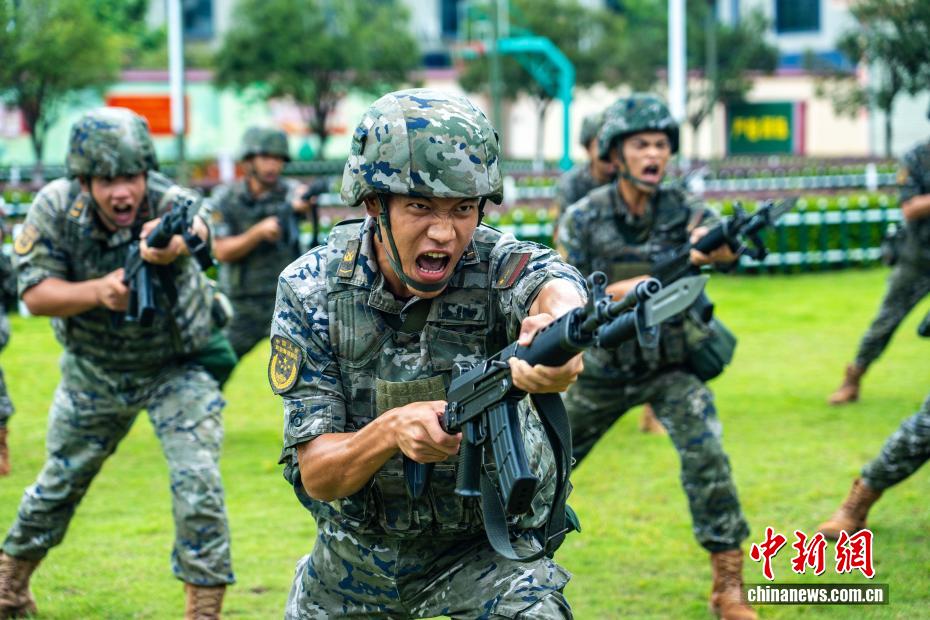 广西桂林武警官兵开展多课目强化训练
