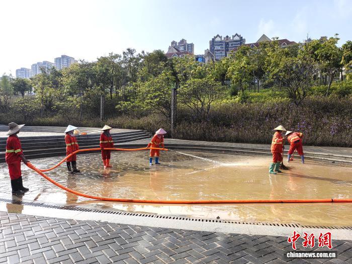 广西南宁：洪水渐退 清淤工作火热开展