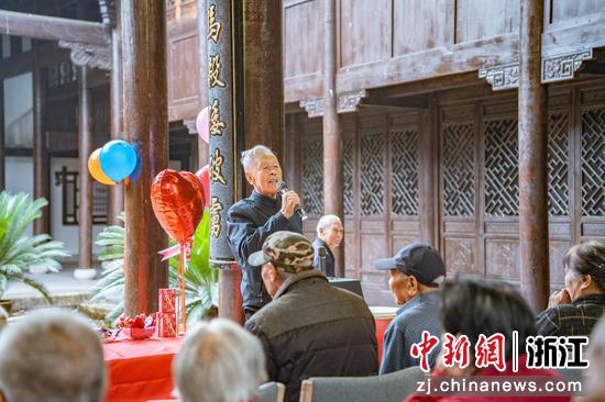 村民在重阳节老年人生日会上表演节目。 前路乡 供图