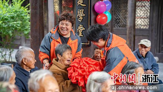 重阳节老年人生日会现场。 前路乡 供图