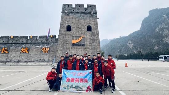 和田“足球小巴郎”在长城合影留念。李凌燕 摄