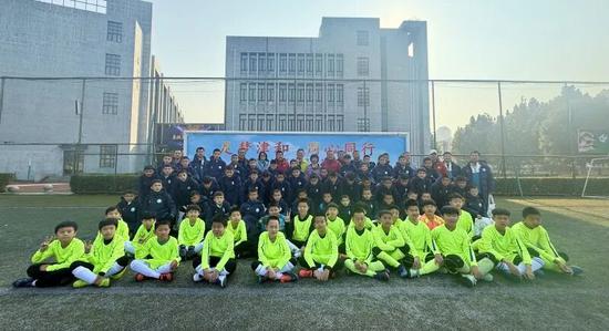 津和两地小球员合影。李凌燕 摄