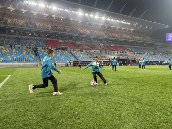 和田“足球小巴郎”在天津中超赛场练球。李凌燕 摄7
