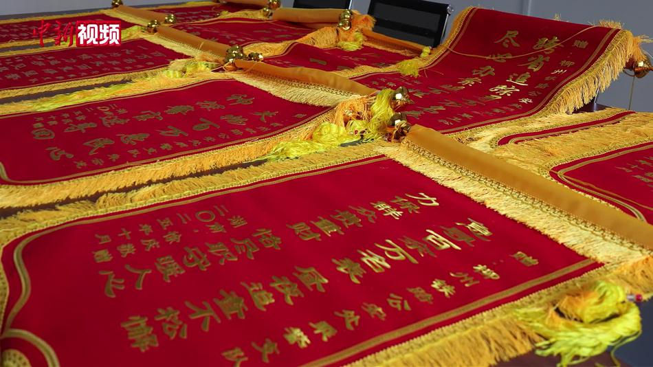 广西：铁警找回“天价”手表 旅客送上锦旗