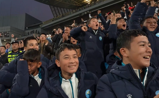 和田“足球小巴郎”现场观看中超联赛。李凌燕 摄