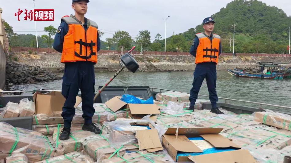 广西防城港海警局连查两起涉嫌海上走私冻品案