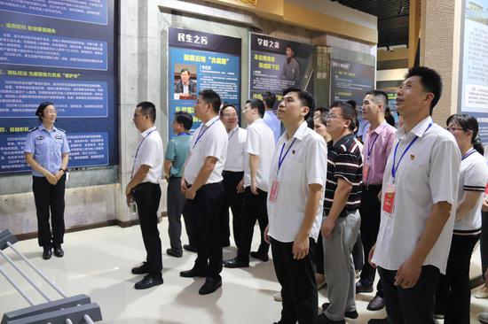 图为宜州烟草组织党员干部参观爱国主义教育基地。梁枫 摄