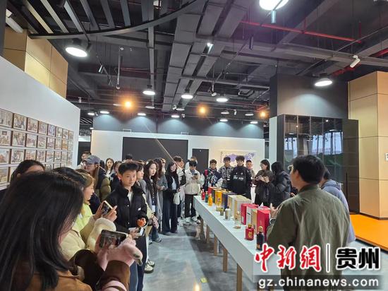 第三届跨境电商大赛选手参观贵阳综保区全球选品育品中心。