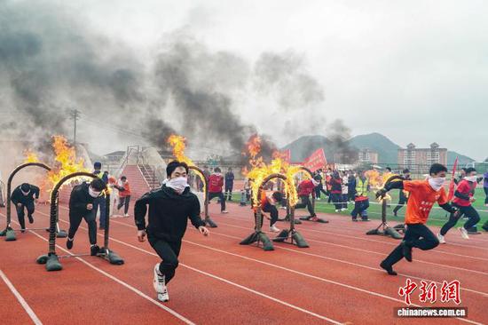 11月11日，消防逃生技能大比武现场。 贵州省消防救援总队 供图