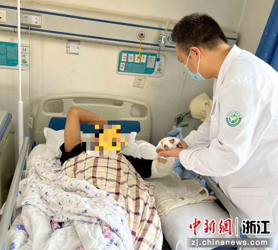 医生和患者交流。鄞州官方 供图