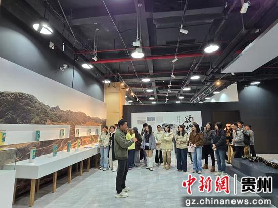 第三届跨境电商大赛选手参观贵阳综保区全球选品育品中心。