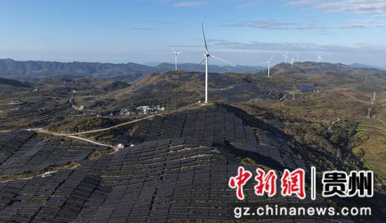 11月12日，在贵州省铜仁市松桃苗族自治县盘石镇拍摄的风电项目和光伏项目。