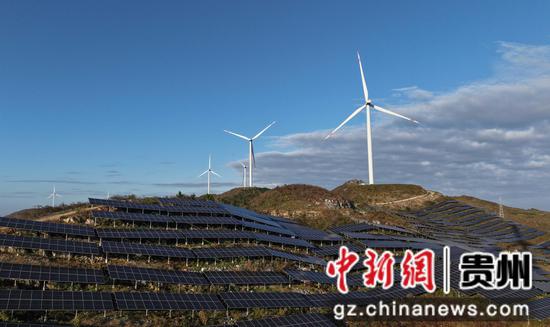 11月12日，在贵州省铜仁市松桃苗族自治县盘石镇拍摄的风电项目和光伏项目。