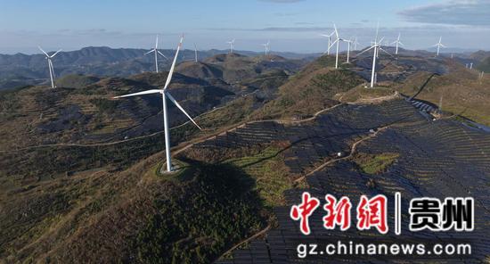 11月12日，在贵州省铜仁市松桃苗族自治县盘石镇拍摄的风电项目和光伏项目。