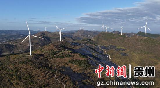 11月12日，在贵州省铜仁市松桃苗族自治县盘石镇拍摄的风电项目和光伏项目。
