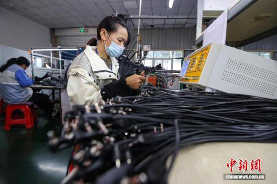 11月13日，工人在测试半成品耳机。当日，在贵州省黔南布依族苗族自治州独山经济开发区的一家航空耳机生产企业车间，560余名工人有序作业，焊接、拼装、测试等工序高效推进，全力以赴冲刺四季度，确保完成全年生产目标任务。据悉，该企业2025年预计生产各类航空耳机1800万至2000万副，主要应用于各类国际、国内航班。中新社记者 瞿宏伦 摄
