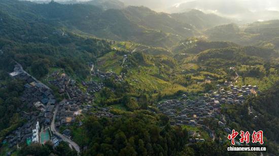 航拍贵州省从江县丙妹镇岜沙苗寨。吴德军 摄