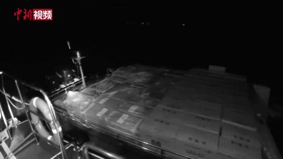 广西防城港海警局1小时查扣2万余条走私香烟