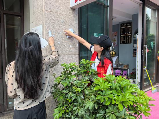 清除野广告，为城市“美容”，凤凰街道的志愿者在行动