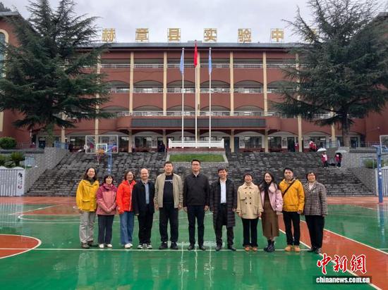 图为番禺区两批帮扶的部分教师在赫章县实验中学前合影。刘虹艳 摄