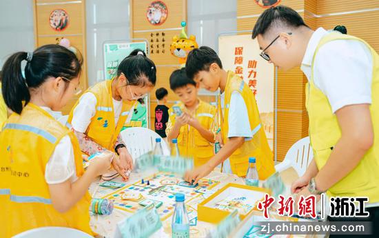 在台州市青少年活动中心组织开展的“国寿‘童’行，画说消保”研学营活动。中国人寿寿险浙江省分公司 供图
