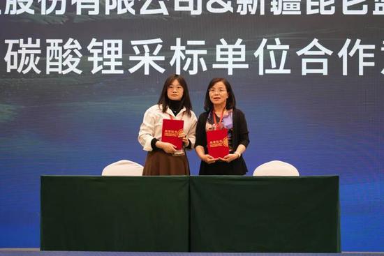 上海有色网与和田某锂业公司签约。古丽阿亚提 摄3