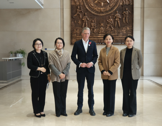 图为谢湘同志（右二）与英国驻重庆总领事李遥（左三）合影