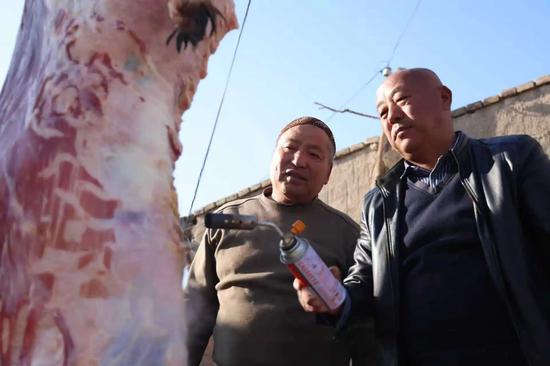 屠宰区里，工人们正忙着对人工养殖的成年梅花鹿进行规范屠宰、分割、包装。杨涛 摄