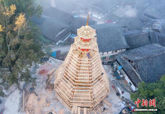 11月15日，工匠在贵州省从江县高增乡美德村建设鼓楼。罗京来 摄
