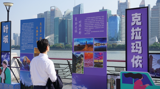 上海市民在展板前了解克拉玛依。克拉玛依融媒特派记者 胡雪婷 摄8