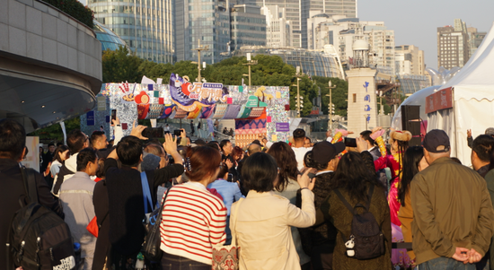 11月14日，上海虹口滨江北外滩沿线的文化市集上人头攒动。克拉玛依融媒特派记者 胡雪婷 摄0