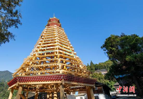 11月15日，工匠在贵州省从江县高增乡美德村建设鼓楼。罗京来 摄