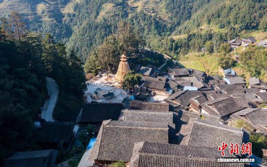 11月15日，贵州省从江县高增乡美德村正在建设中的鼓楼。罗京来 摄