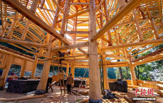 11月15日，工匠在贵州省从江县高增乡美德村建设鼓楼。罗京来 摄