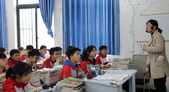 孩子们专心致志的听张渊老师讲课。胡倩 摄