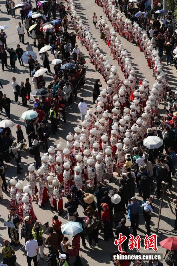 图为黄平谷陇“芦笙会”现场，近1000名苗族女孩组成苗族银饰展示方队，现场宛若一条“银海”。陈孝新 摄