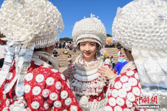 图为黄平谷陇“芦笙会”现场苗族女孩展示穿戴的银饰。陈孝新 摄