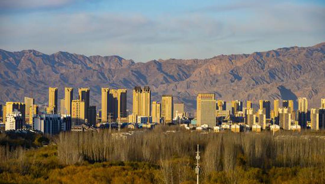 贺兰山麓的澄澈冬韵