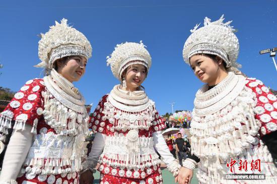 图为黄平谷陇“芦笙会”现场苗族女孩在等待巡游。陈孝新 摄