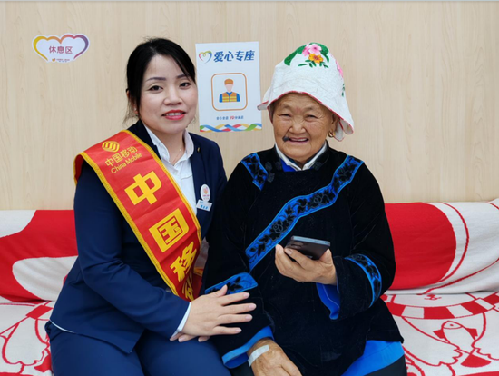 在营业厅为老人提供爱心专座