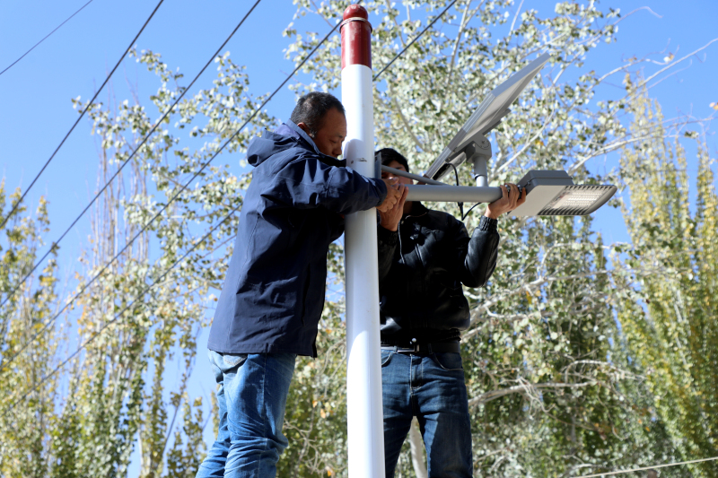 莎车：一盏路灯暖民心 乡村振兴添亮色