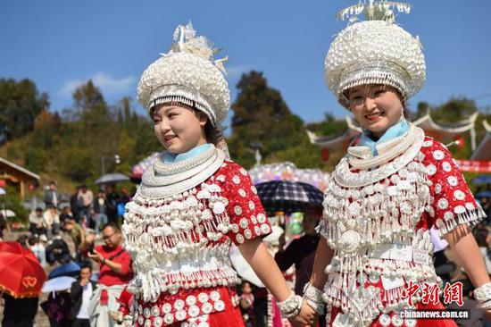 图为黄平谷陇“芦笙会”现场穿戴着银饰的苗族女孩。陈孝新 摄