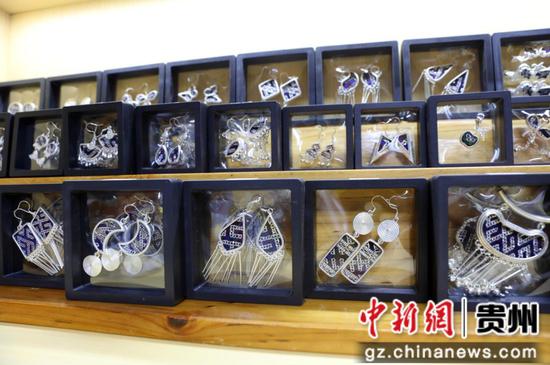 锡绣手工艺品。杨家孟 摄