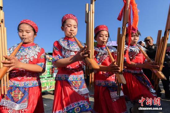 图为黄平谷陇“芦笙会”现场苗族女孩在表演跳芦笙。陈孝新 摄