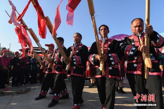图为黄平谷陇“芦笙会”现场芦笙队在表演吹芦笙。陈孝新 摄