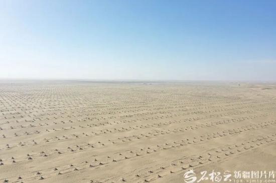 和田民丰100万千瓦光伏治沙项目鸟瞰图。王志文摄