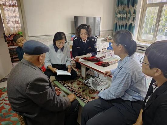 任耘深入乡村进行普法宣传。图片由受访者本人提供