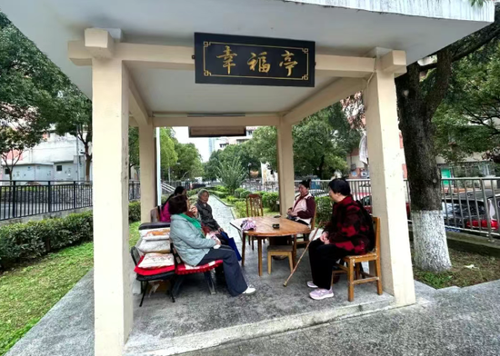 金江苑小区居民围坐聊天 （牛宁 摄）